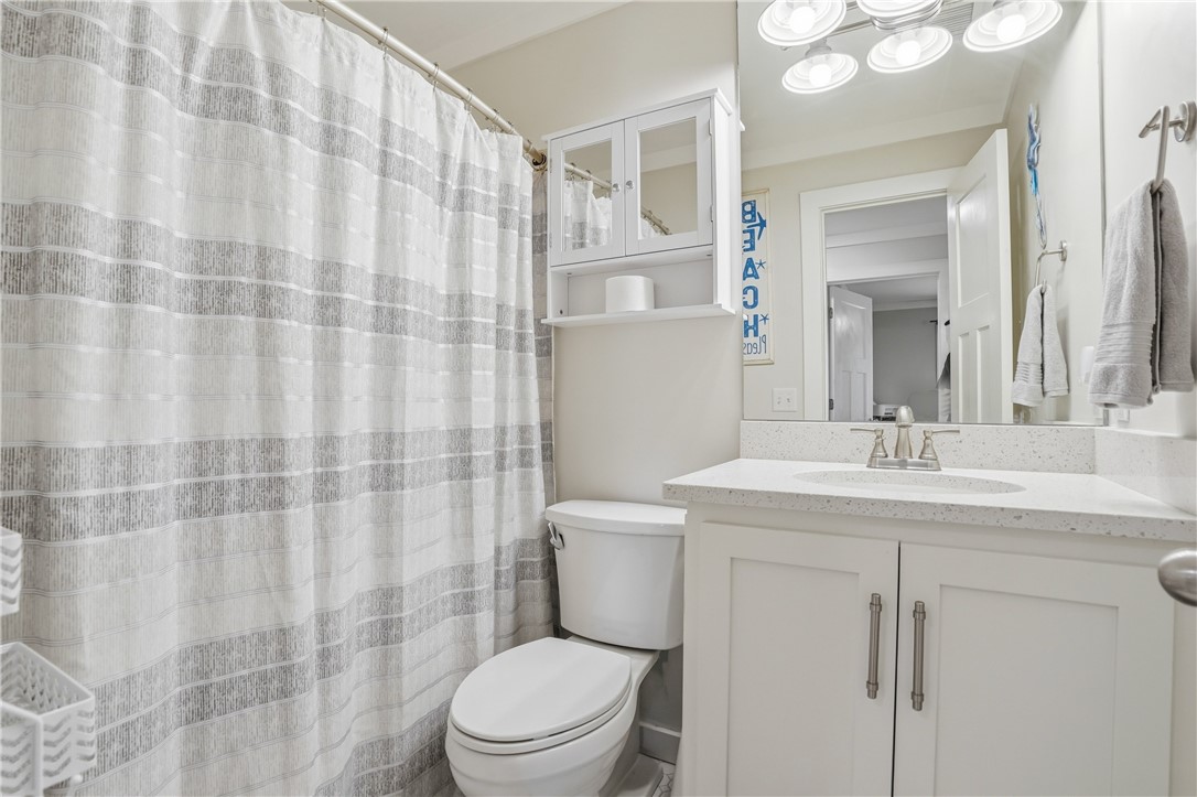 805 Mallery Street, Unit B St. Simons Island, GA 31522 - Photo 25 of 37 Guest full bathroom