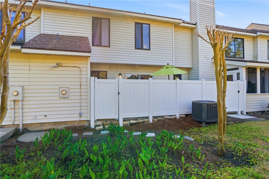 805 Mallery Street, Unit B St. Simons Island, GA 31522 - Photo 32 of 37 access to back common area