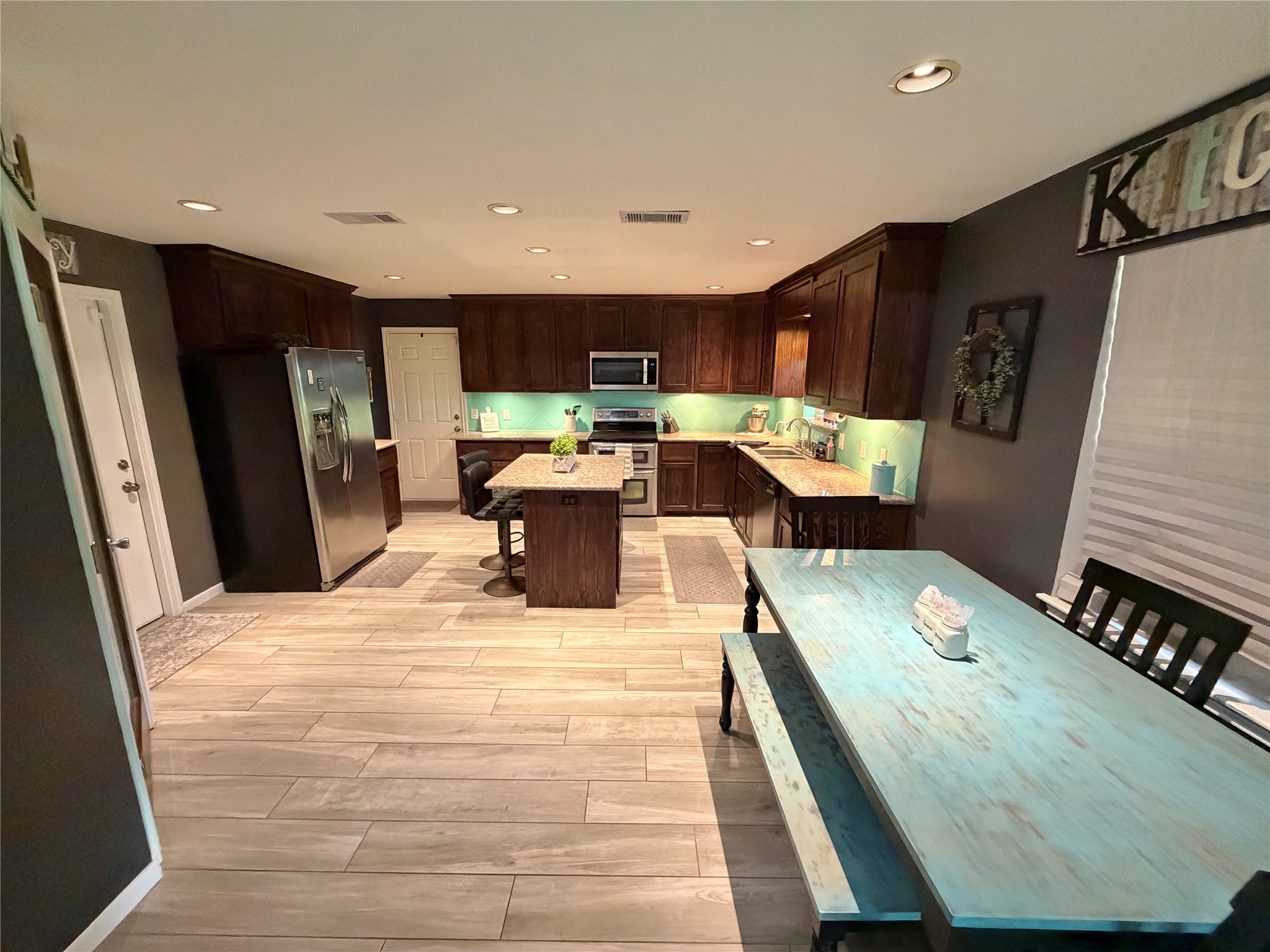 905 Southside Drive Angleton, TX 77515 - Photo 7 of 27