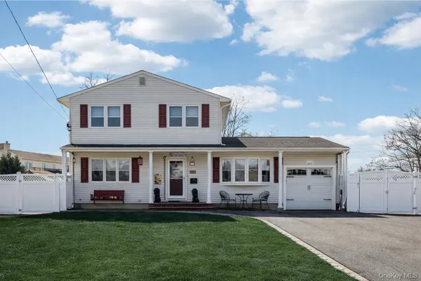 $769,990 | 31 Circle Drive, Bay Shore, NY 11706