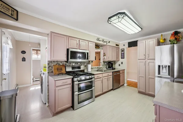 $769,990 | 31 Circle Drive, Bay Shore, NY 11706