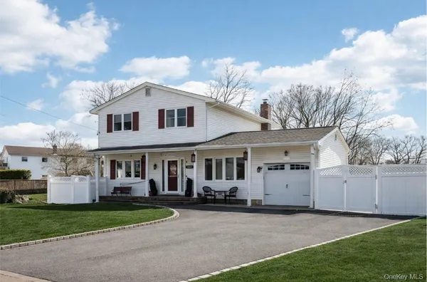 $769,990 | 31 Circle Drive, Bay Shore, NY 11706