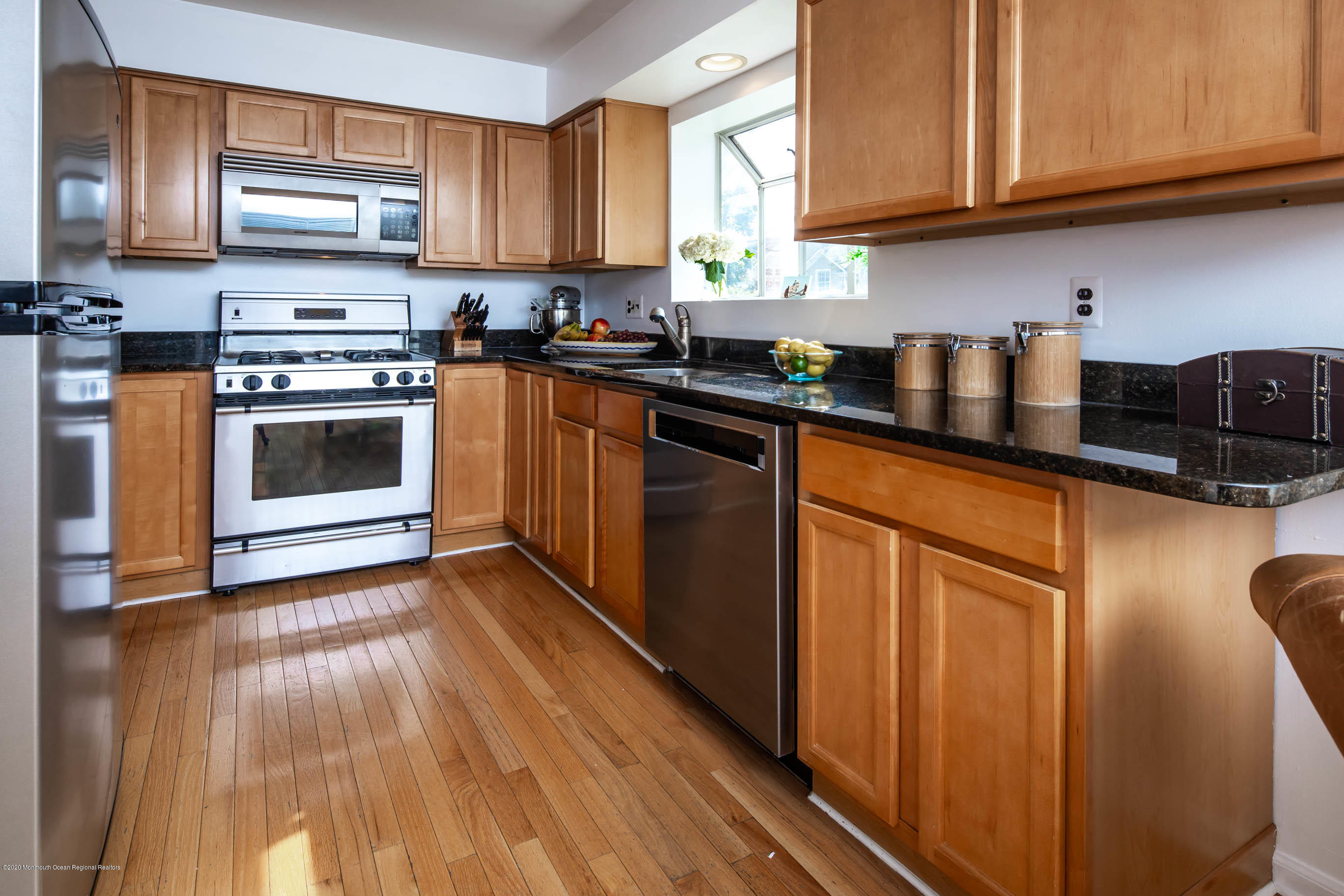 65 East River Road, Unit 26 Rumson, NJ 07760 - Photo 6 of 30 Gas Range