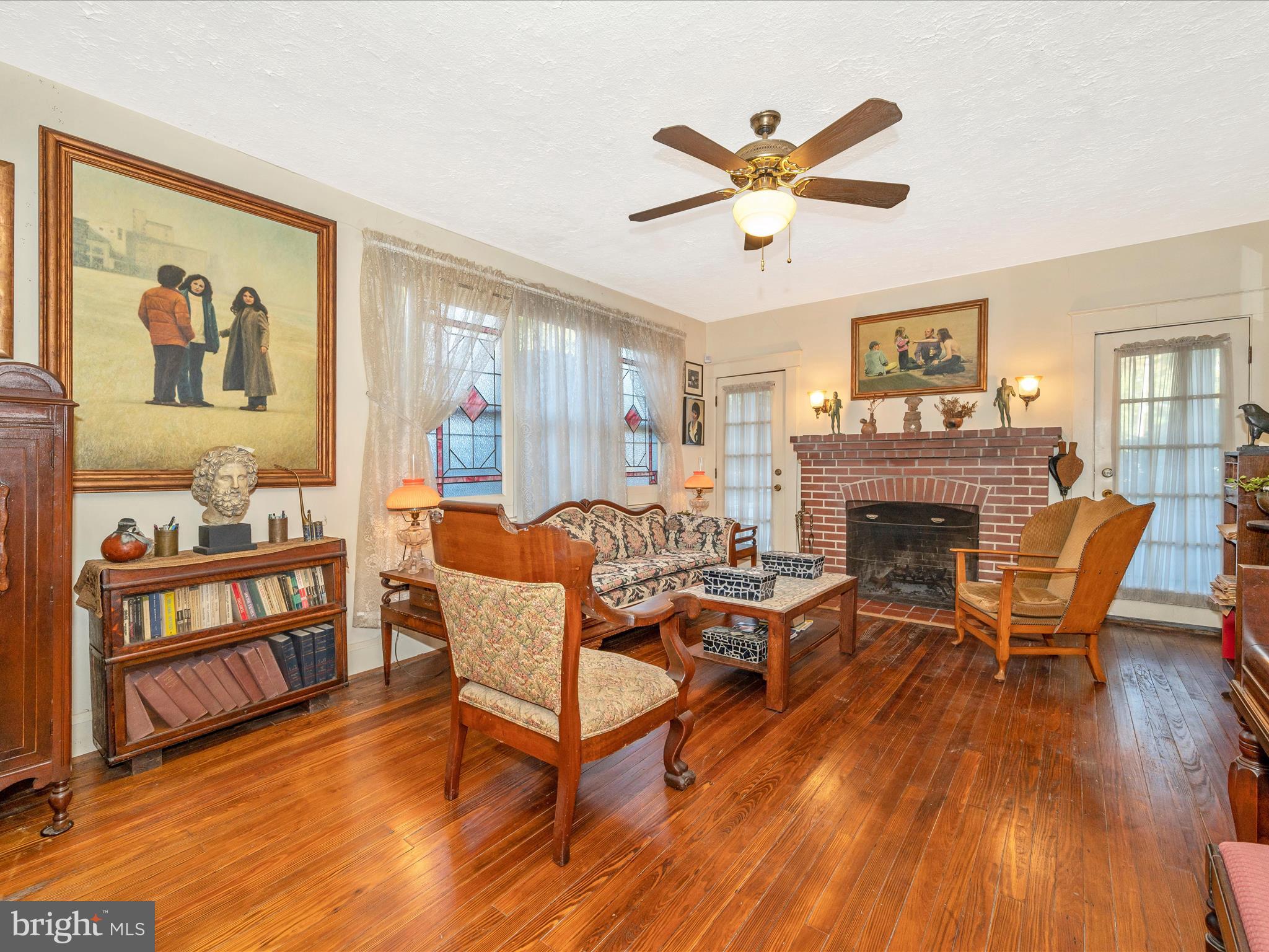 90 Bar Harbor Road Pasadena, MD 21122 - Photo 3 of 44 Living Room