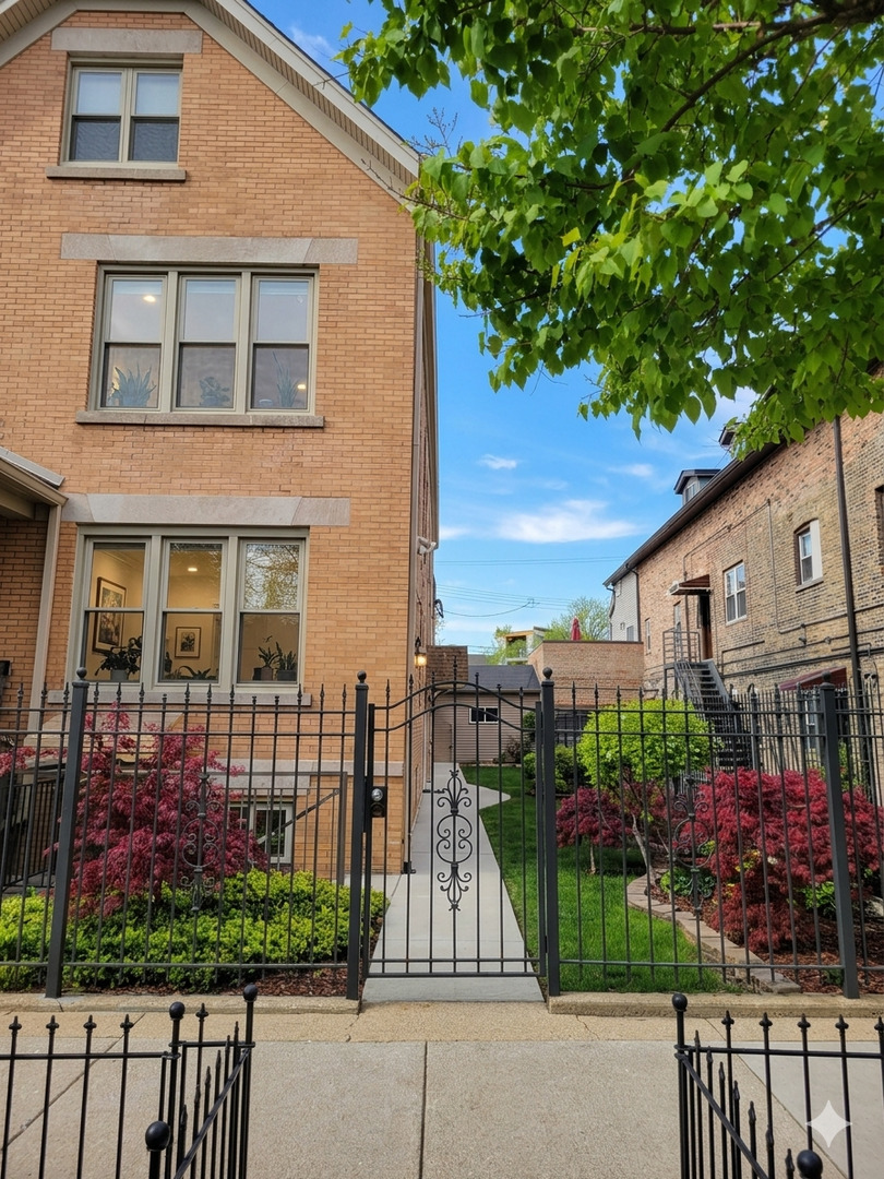 3648 West George Street, Unit G Chicago, IL 60618 - Photo 2 of 10