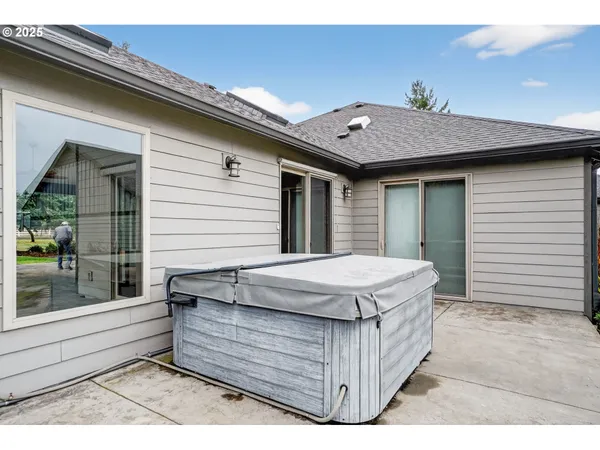 $1,390,000 | 18740 South Upper Highland Road, Beavercreek, OR 97004