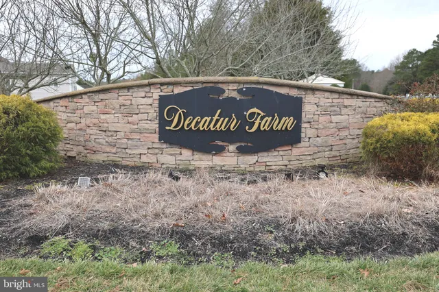 a sign of golf club on a brick wall