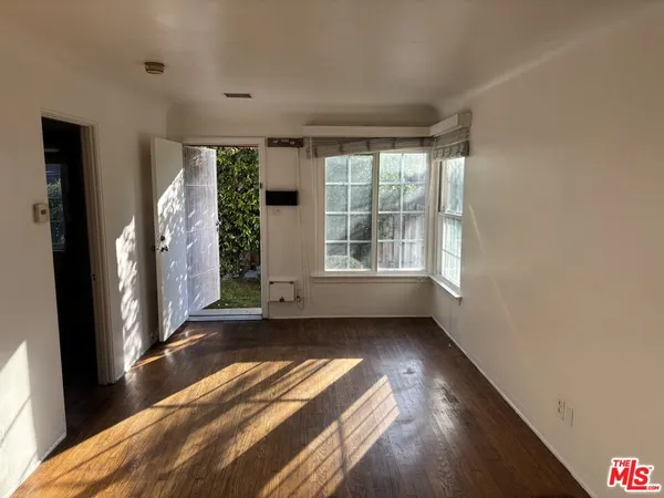 $1,800 | 130 East Hillcrest Boulevard, Unit B, Inglewood, CA 90301