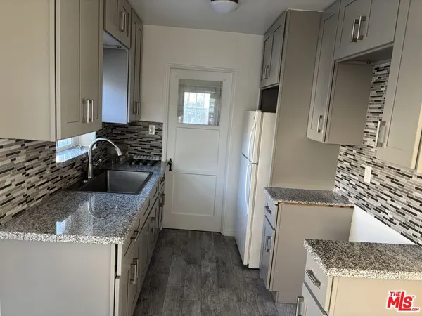 $1,800 | 130 East Hillcrest Boulevard, Unit B, Inglewood, CA 90301