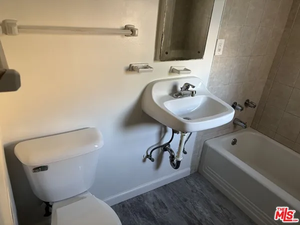 $1,800 | 130 East Hillcrest Boulevard, Unit B, Inglewood, CA 90301