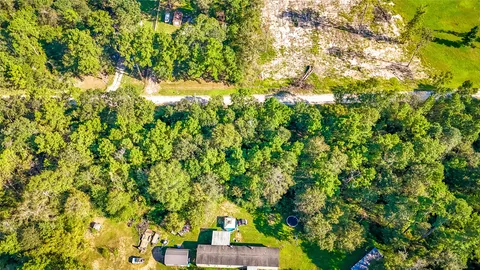 a view of yard with green space