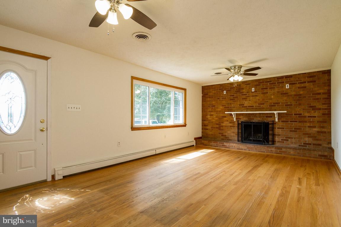 6611 Davis Ford Road Manassas, VA 20111 - Photo 4 of 30 Living Room