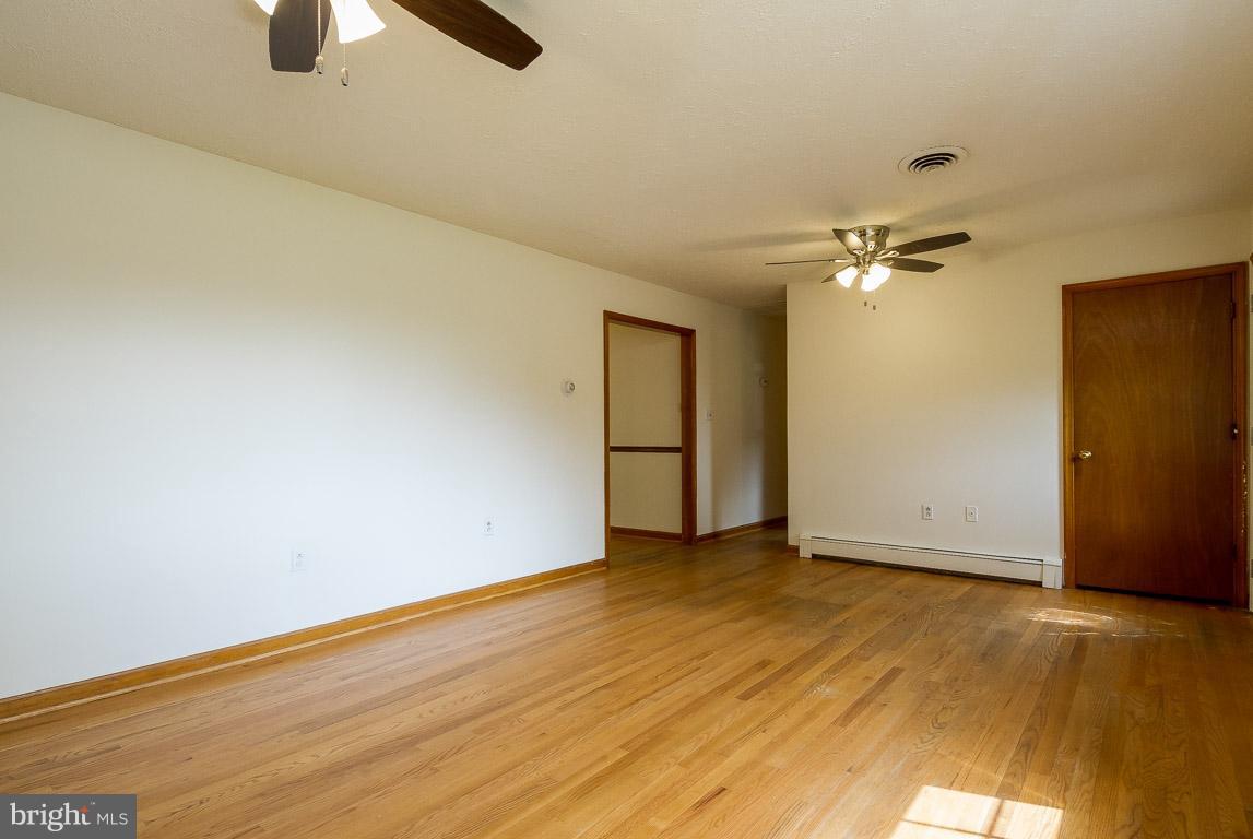 6611 Davis Ford Road Manassas, VA 20111 - Photo 5 of 30 Living Room
