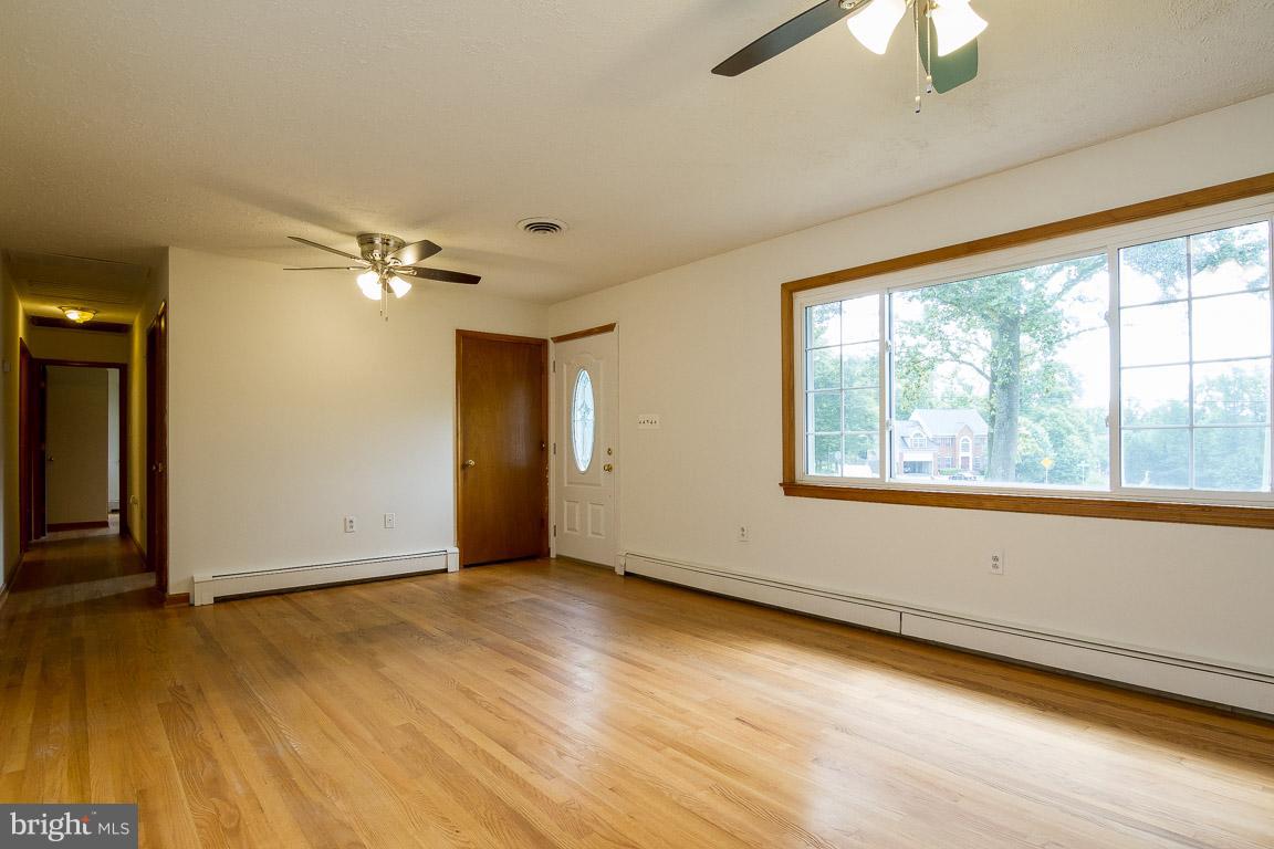 6611 Davis Ford Road Manassas, VA 20111 - Photo 6 of 30 Living Room