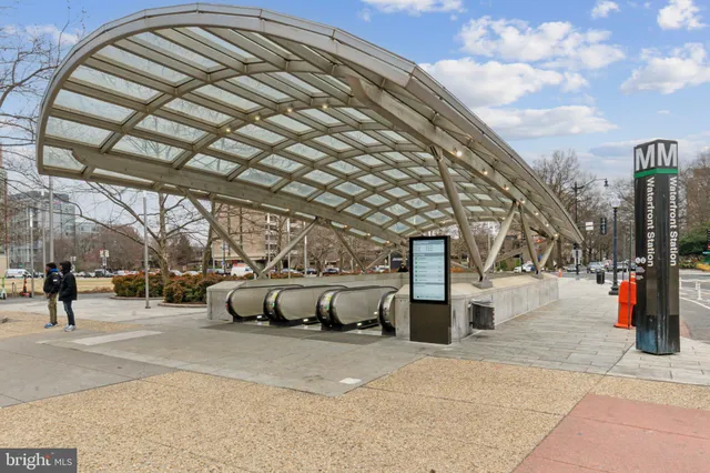 a view of a parking area