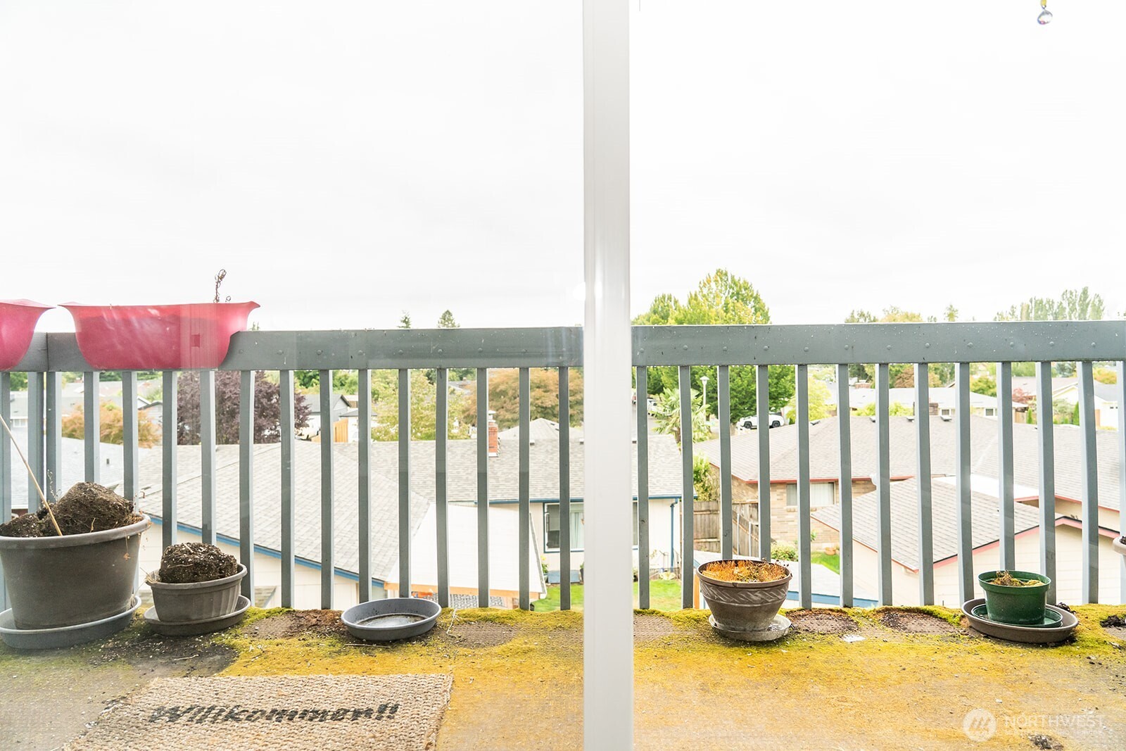 2005 Tibbetts Drive, Unit 305 Longview, WA 98632 - Photo 16 of 16 a living room with a garden