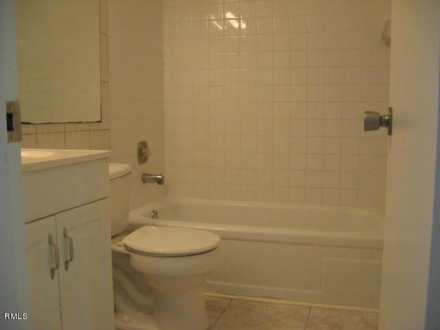 91 Mansfield D, Unit C Boca Raton, FL 33434 - Photo 5 of 6 Bathroom