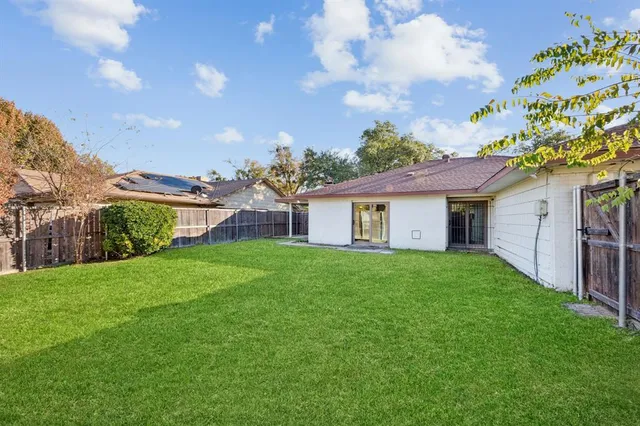 a view of a house with backyard and garden