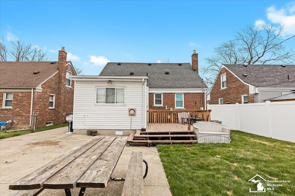 9624 Ruth Avenue Allen Park, MI 48101 - Photo 4 of 26 50143910-BE07EF88-ACDA-4409-8755-70E0AB473C4A.JPG