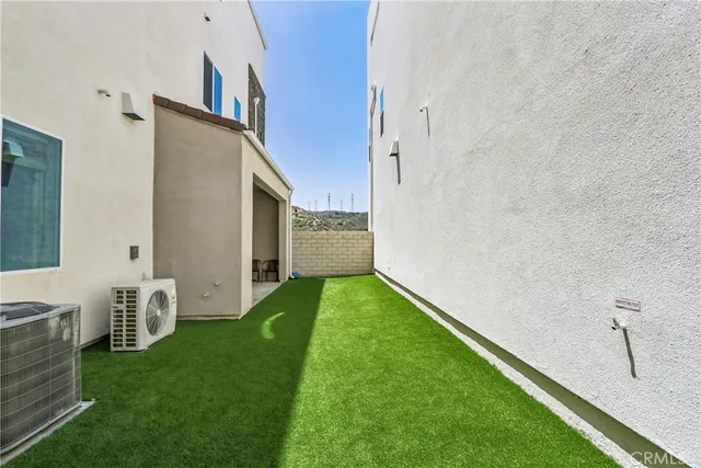 a view of back yard of the house