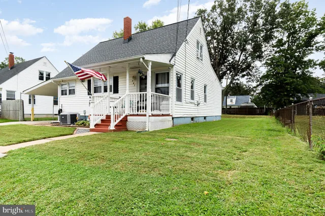 a view of house with a yard