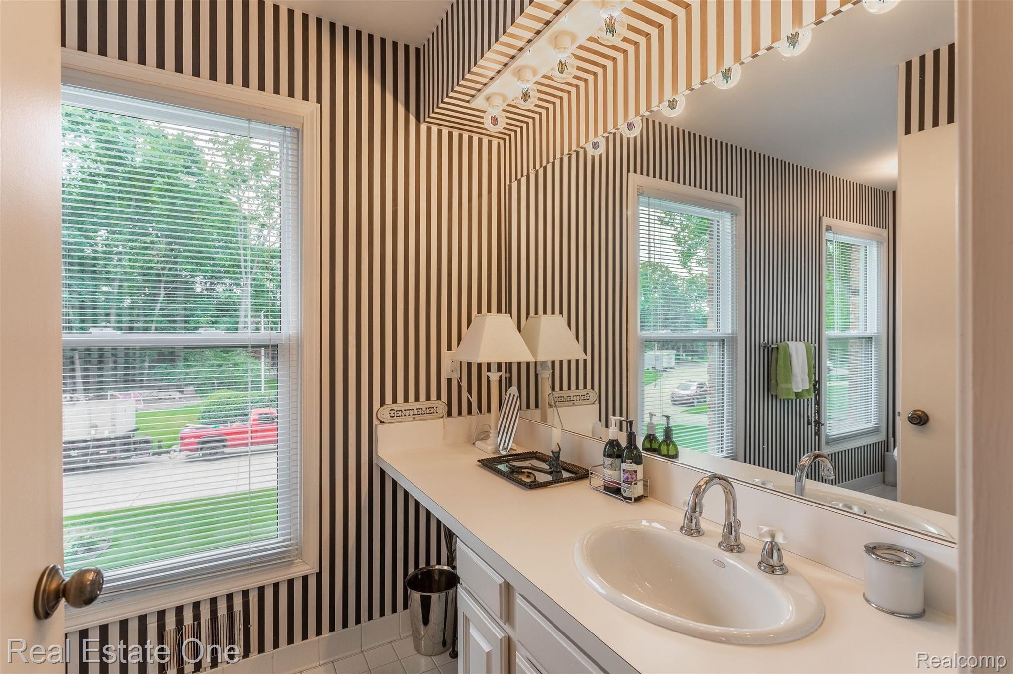 472 Streamview Court Rochester, MI 48309 - Photo 21 of 31 Main Bathroom