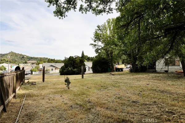 a view of outdoor space with a house