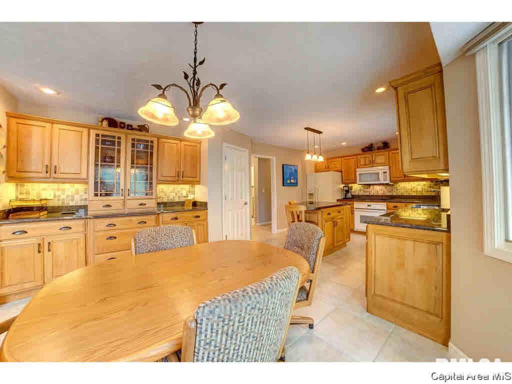 2813 Hastings Road Chatham, IL 62629 - Photo 9 of 32 Gallery Image 9