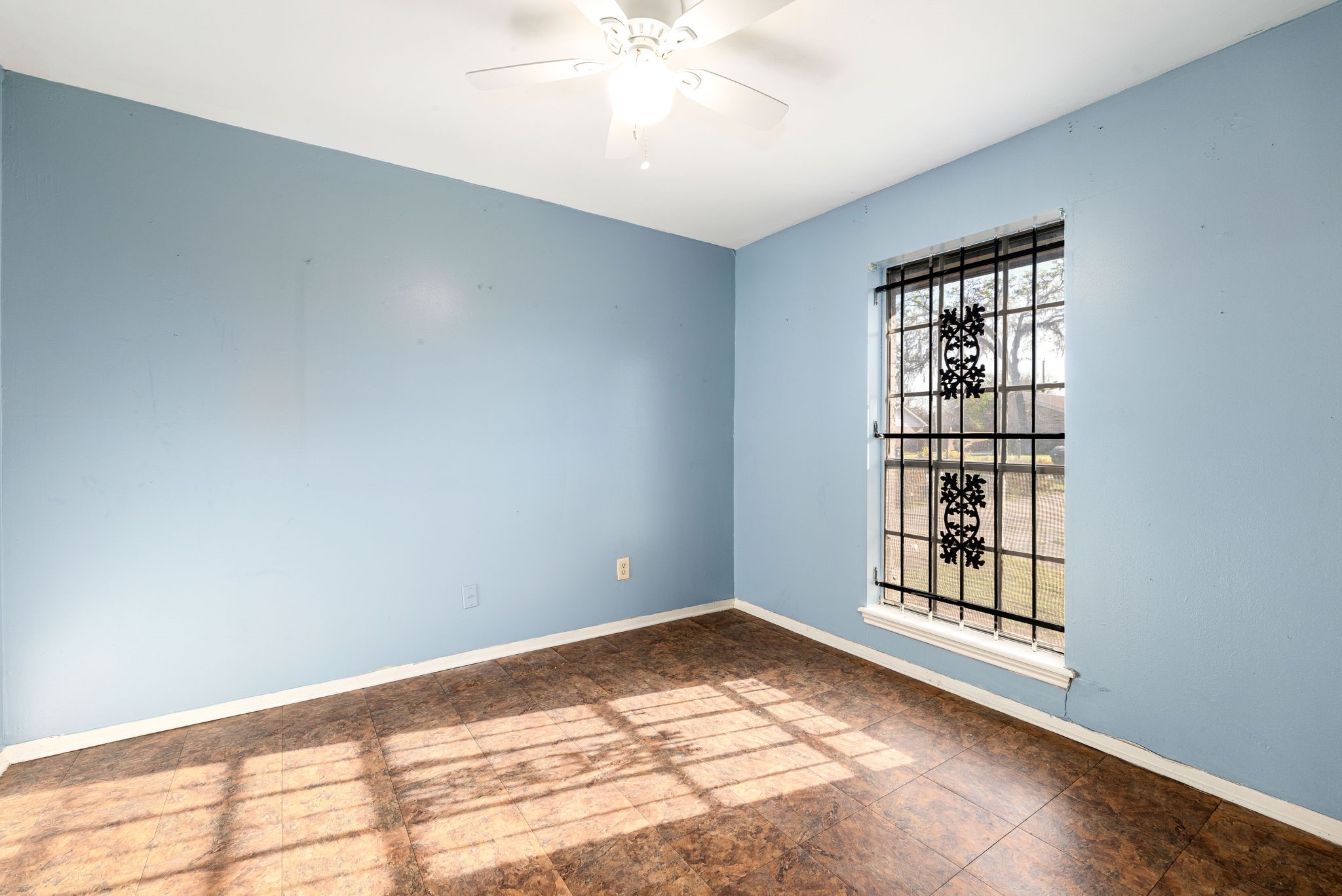 6515 Ashton Street Houston, TX 77091 - Photo 25 of 32 an empty room with windows and ceiling fan