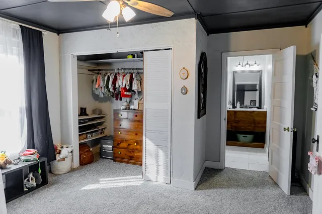 a view of an entryway with workspace