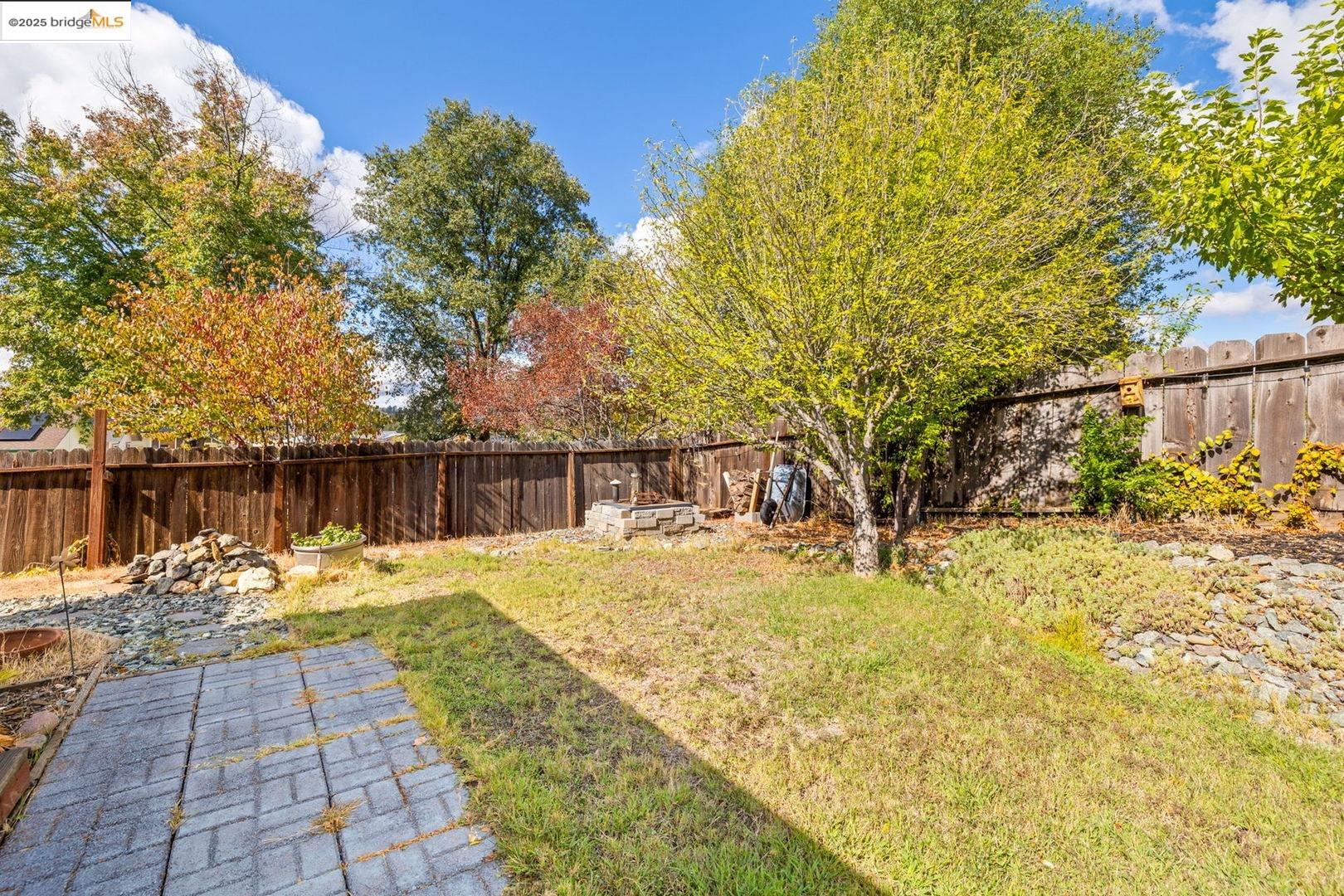 10562 Suzanne Court Jamestown, CA 95327 - Photo 5 of 14 a view of small yard with wooden fence