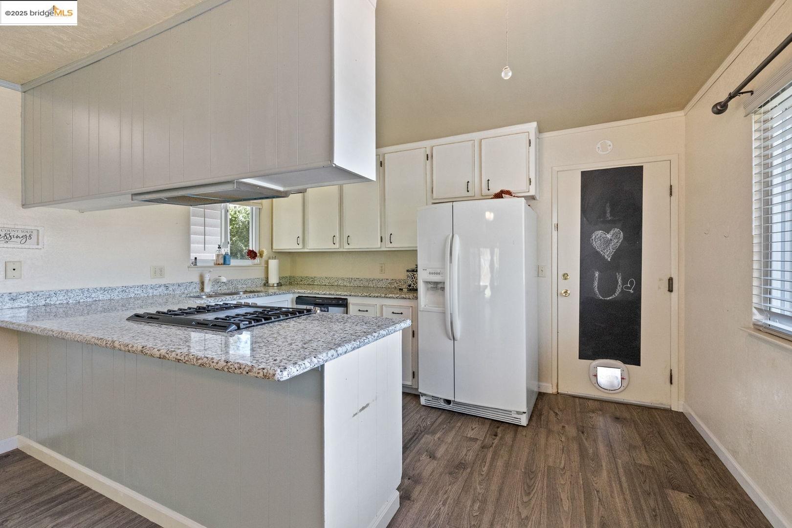 10562 Suzanne Court Jamestown, CA 95327 - Photo 8 of 14 a kitchen with a stove a refrigerator and a sink