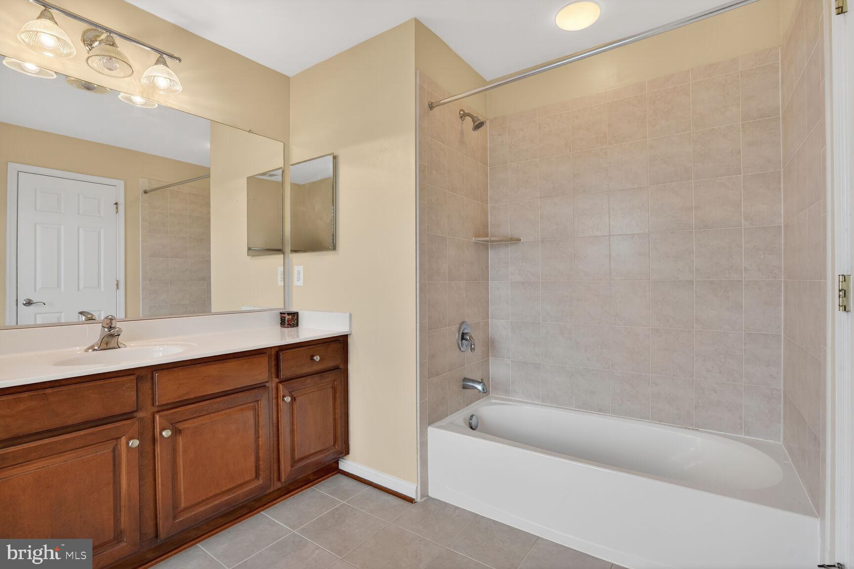 3308 McCorkle Court Triangle, VA 22172 - Photo 47 of 82 a bathroom with a tub a sink and mirror
