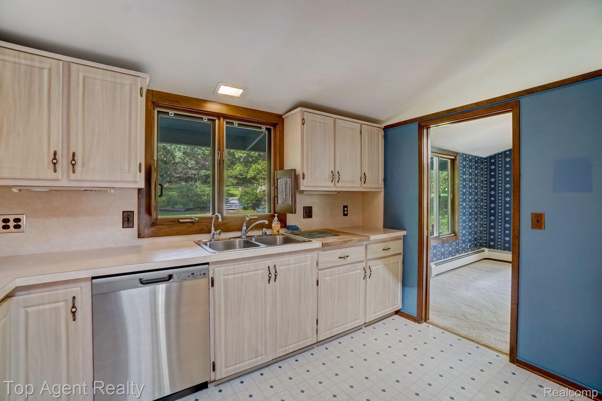 272 Gunder Court Rochester, MI 48309 - Photo 6 of 45 Gallery Image 6