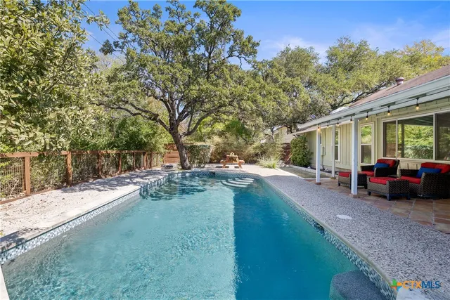 a view of a house with backyard