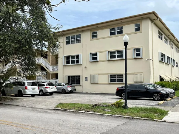 $2,200 | 1958 Monroe Street, Unit 210, Hollywood, FL 33020