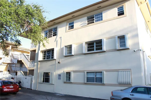 $2,200 | 1958 Monroe Street, Unit 210, Hollywood, FL 33020