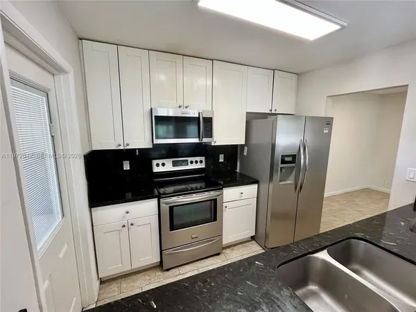 $2,200 | 1958 Monroe Street, Unit 210, Hollywood, FL 33020