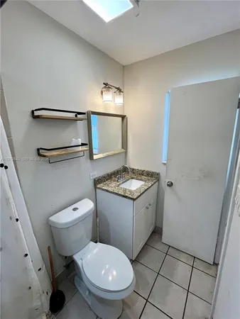 $2,200 | 1958 Monroe Street, Unit 210, Hollywood, FL 33020