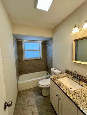 $2,200 | 1958 Monroe Street, Unit 210, Hollywood, FL 33020