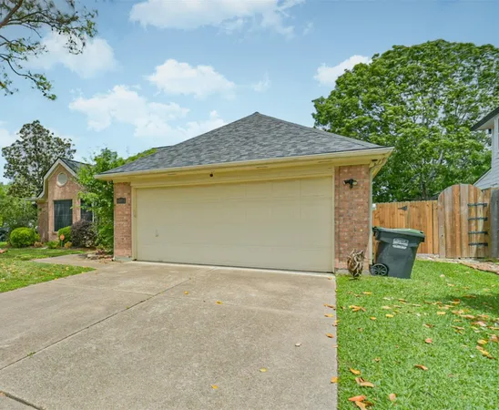 $2,225 | 1021 North Sunset Drive, Pearland, TX 77581