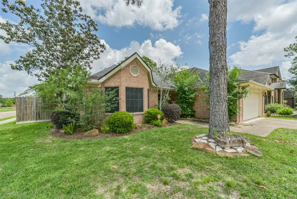 $2,225 | 1021 North Sunset Drive, Pearland, TX 77581