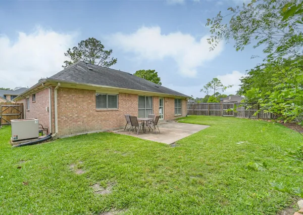 $2,225 | 1021 North Sunset Drive, Pearland, TX 77581
