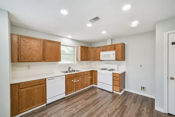 $2,225 | 1021 North Sunset Drive, Pearland, TX 77581