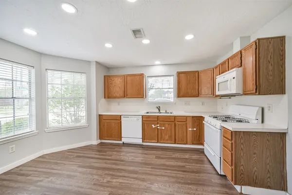 $2,225 | 1021 North Sunset Drive, Pearland, TX 77581