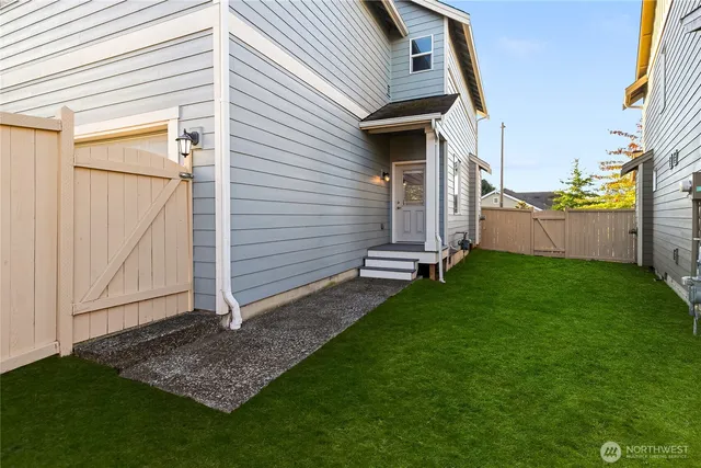 a view of back yard of the house