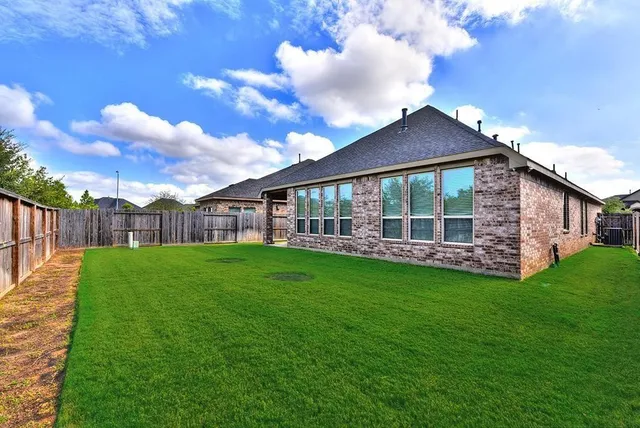 a view of a house with a backyard