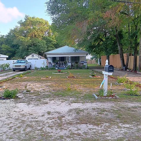 a view of a backyard