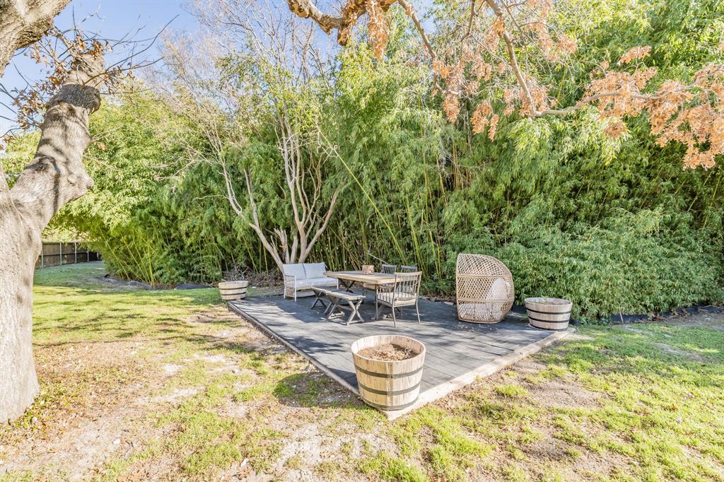 322 Canyon Ridge Drive Richardson, TX 75080 - Photo 31 of 33 a view of an outdoor space with a table and chair