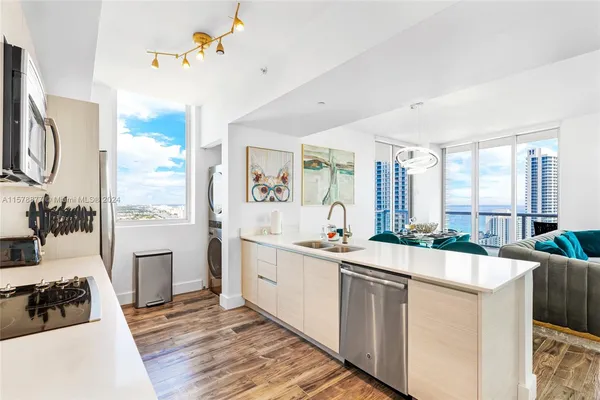 $7,000 | 2600 East Hallandale Beach Boulevard, Unit T3302, Hallandale Beach, FL 33009